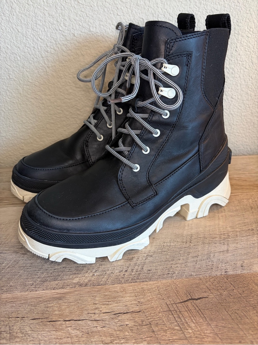 Sorel Women’s Black Leather Lace-Up Boots with White Sole - Picture 1 of 6